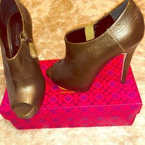 Boutique peptoes shoes sandals heels size 6